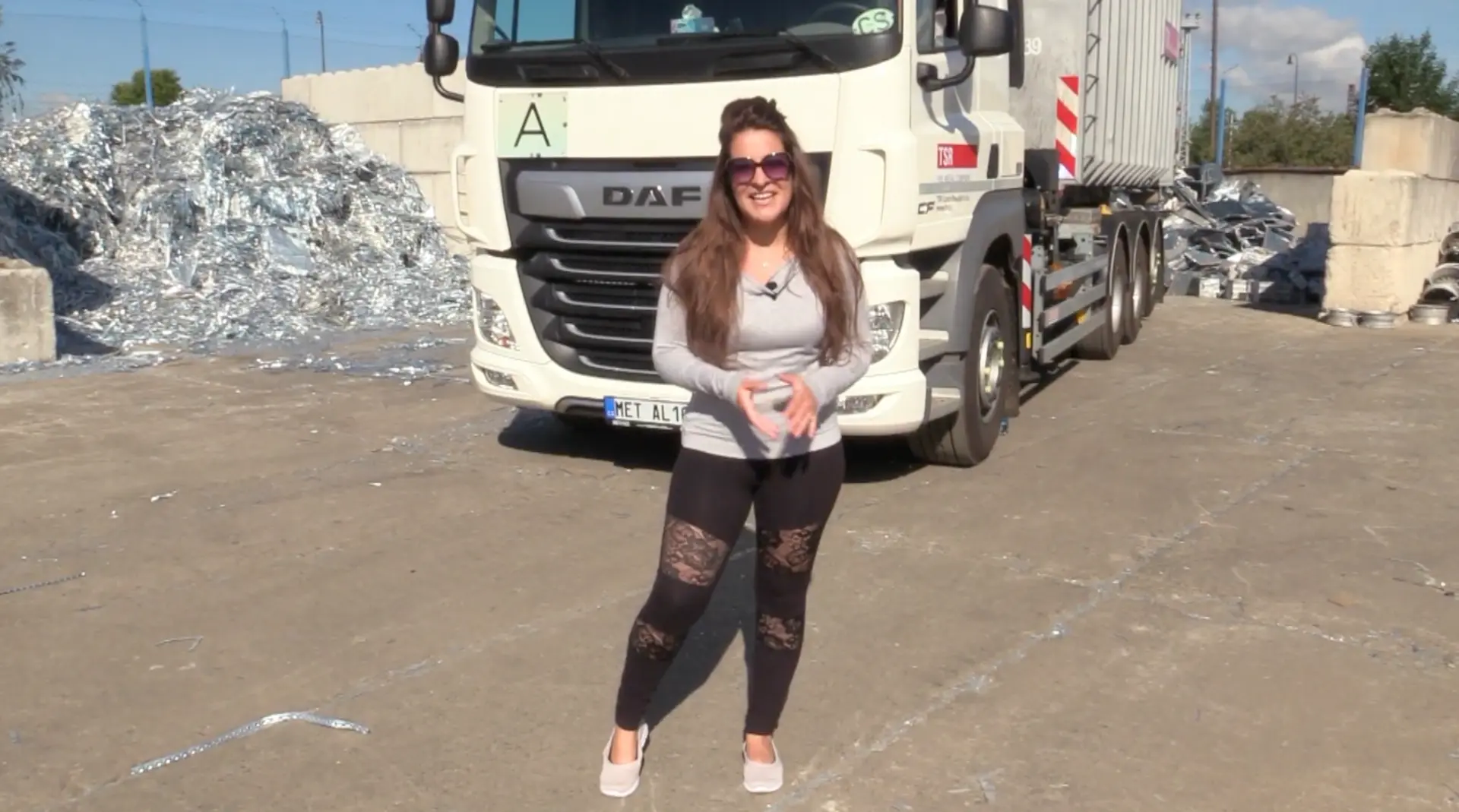 Amazonka Truck před nákladním autem TSR na středisku