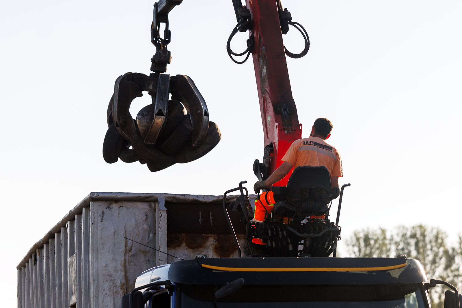 Řidič TSR ovládá hydraulickou ruku z vyvýšeného sedadla